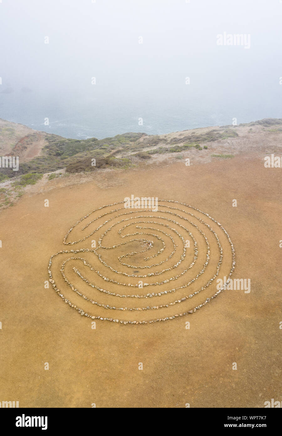 Un labyrinthe de roche circulaire, utilisé pour la méditation, se trouve sur le bord de l'Océan pacifique, juste au nord de San Francisco dans les Marin Headlands. Banque D'Images