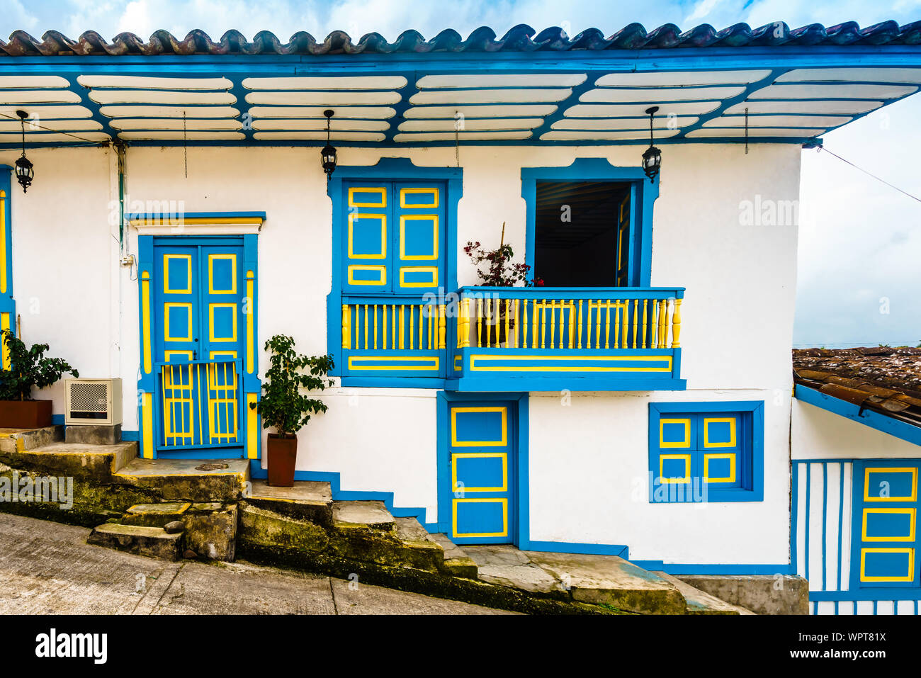 Vue sur balcon colonial coloré de la vieille ville de Santa Marta en Colombie Banque D'Images