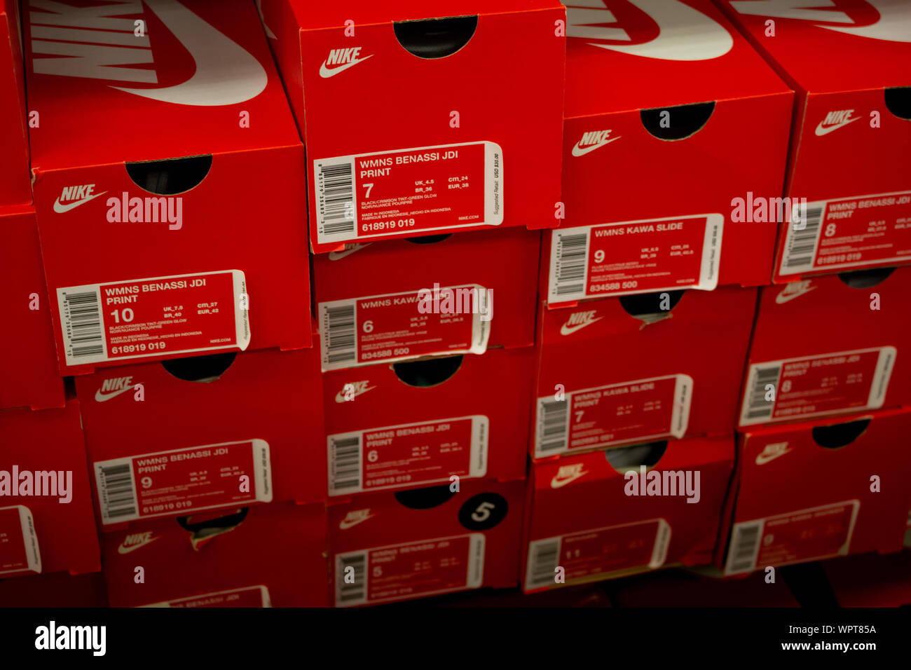Los Angeles, Californie, États-Unis - 02-22-19: Une vue des boîtes à chaussures Nike, exposées dans un magasin de détail local. Banque D'Images