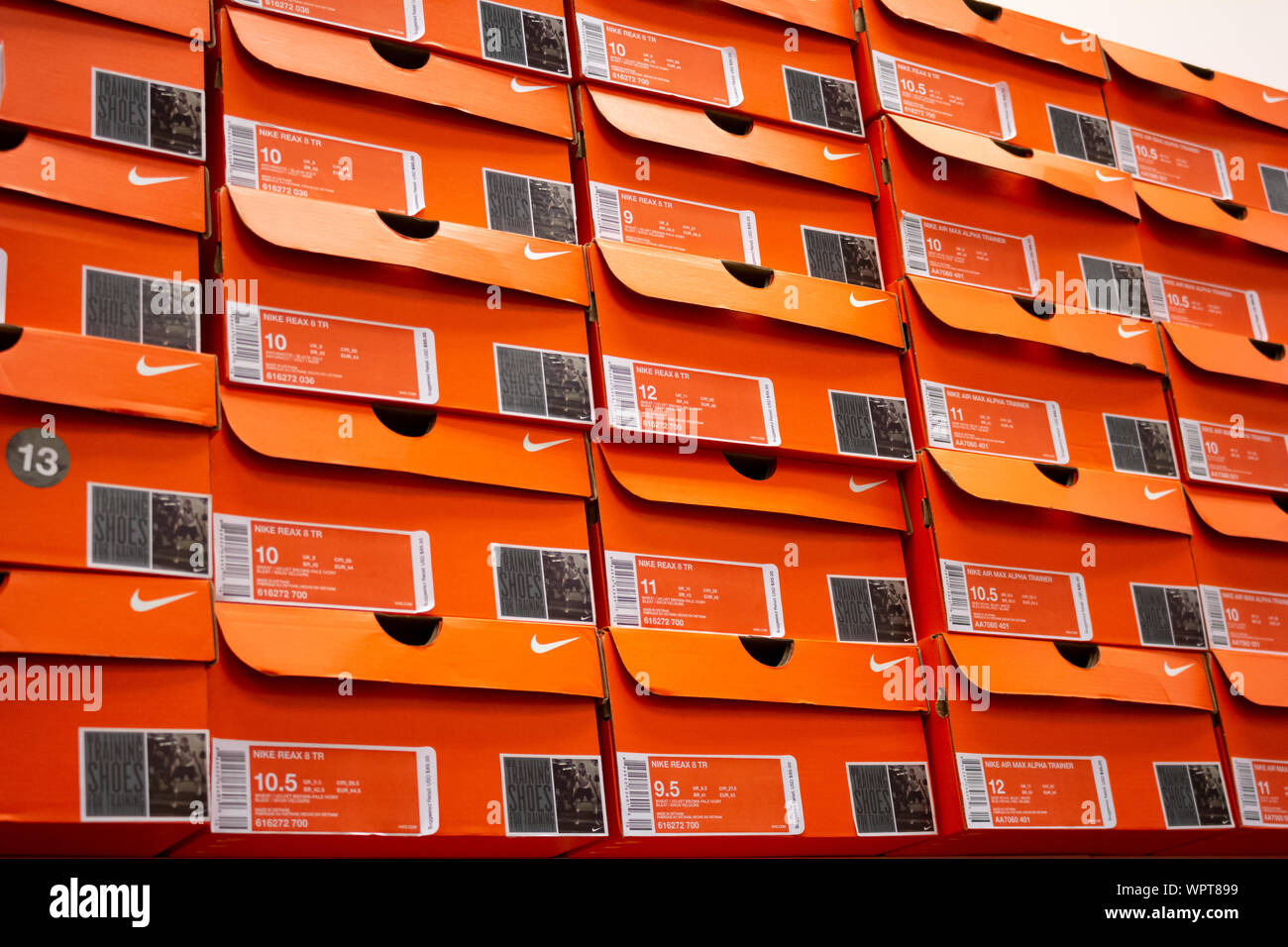 Los Angeles, Californie, États-Unis - 02-22-19: Une vue d'une grande pile de boîtes à chaussures Nike, exposées dans un magasin local. Banque D'Images