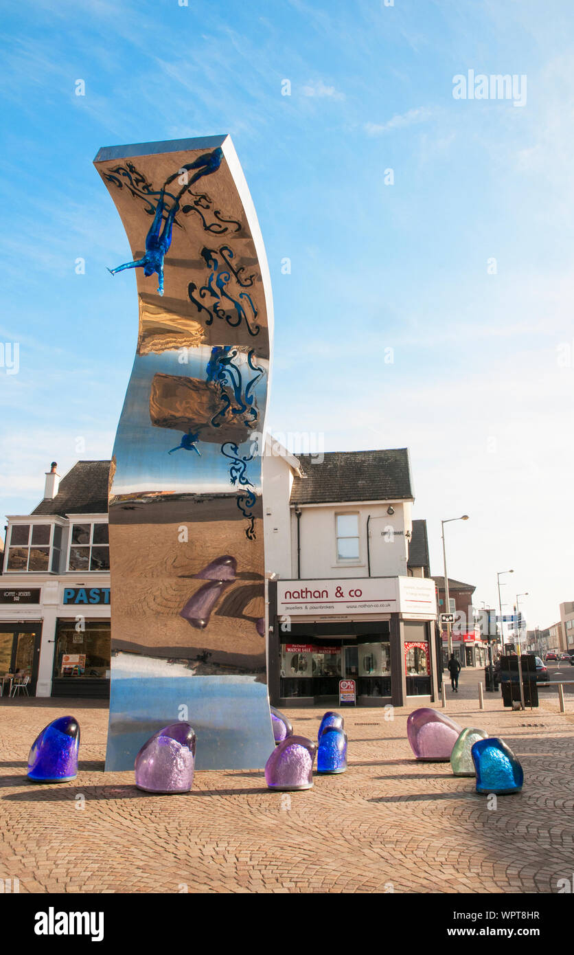 La vague d'une sculpture en acier inoxydable d'une déferlante à St Johns Square Blackpool Lancashire England une figure de plongée est sur le haut de la vague Banque D'Images