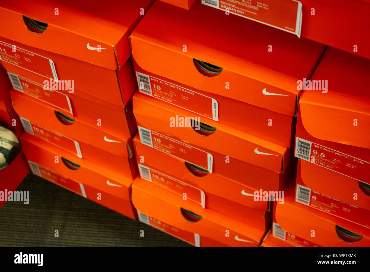Los Angeles, Californie, États-Unis - 02-22-19: Une vue d'une pile de boîtes de chaussures Nike, exposées dans un magasin local. Banque D'Images