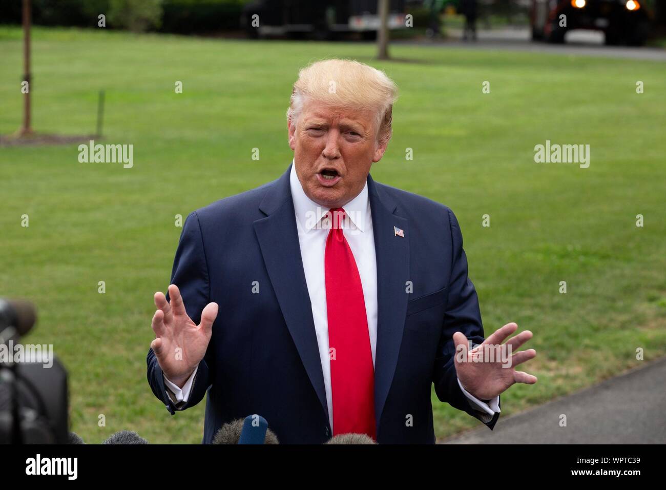 Washington, États-Unis d'Amérique. 09Th Sep 2019. Le Président des Etats-Unis, Donald J. Trump parle à la presse qu'il quitte la Maison Blanche à Washington, DC, États-Unis pour un rassemblement en Caroline du Nord le 9 septembre 2019. Credit : Stefani Reynolds/CNP Crédit dans le monde entier | conditions : dpa/Alamy Live News Banque D'Images