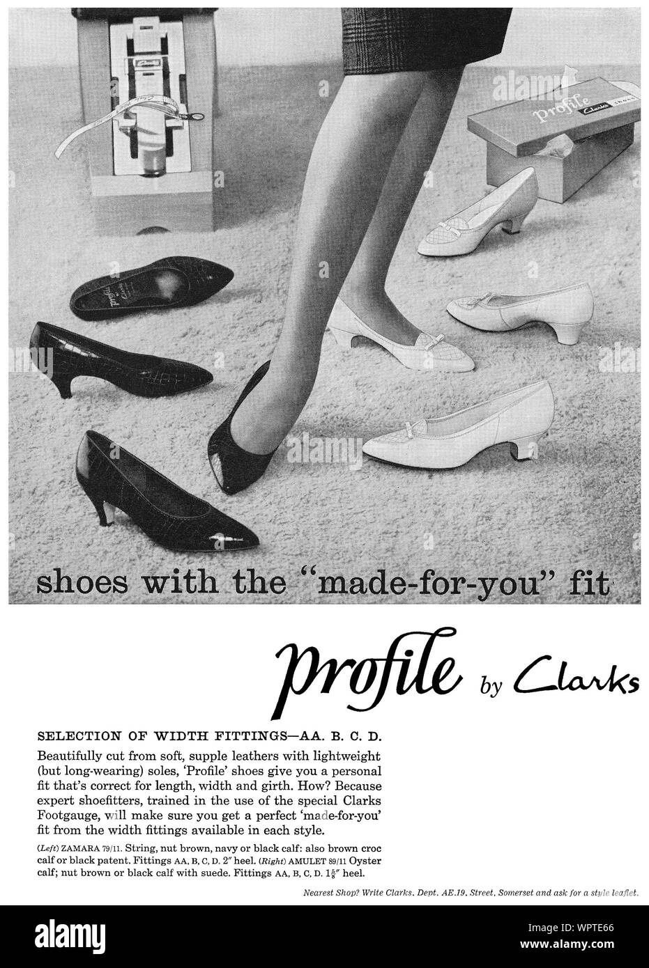 1964 La publicité pour la mode féminine Profil Clarks chaussures. Banque D'Images