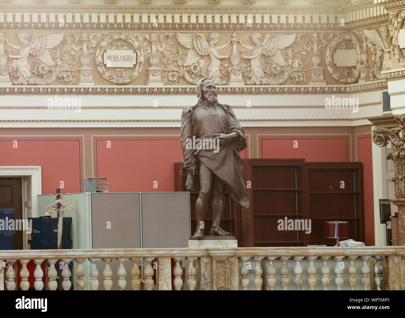 La salle de lecture principale. Portrait statue de Michel-Ange le long de la balustrade. Bibliothèque du Congrès américain Thomas Jefferson Building, Washington, D.C. Banque D'Images
