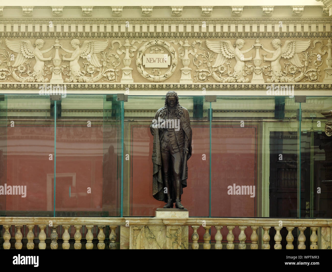 La salle de lecture principale. Portrait statue de Newton le long de la balustrade de la tribune des visiteurs. Bibliothèque du Congrès américain Thomas Jefferson Building, Washington, D.C. Banque D'Images