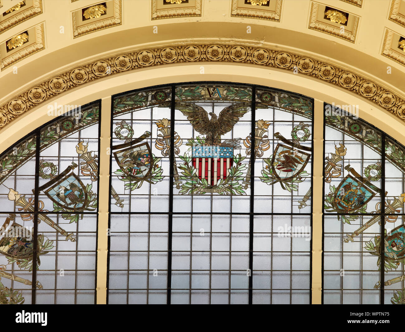 La salle de lecture principale. Circulaire semi-vitrail dans une alcôve avec des statues de l'histoire et du Commerce de chaque côté. Bibliothèque du Congrès américain Thomas Jefferson Building, Washington, D.C. Banque D'Images