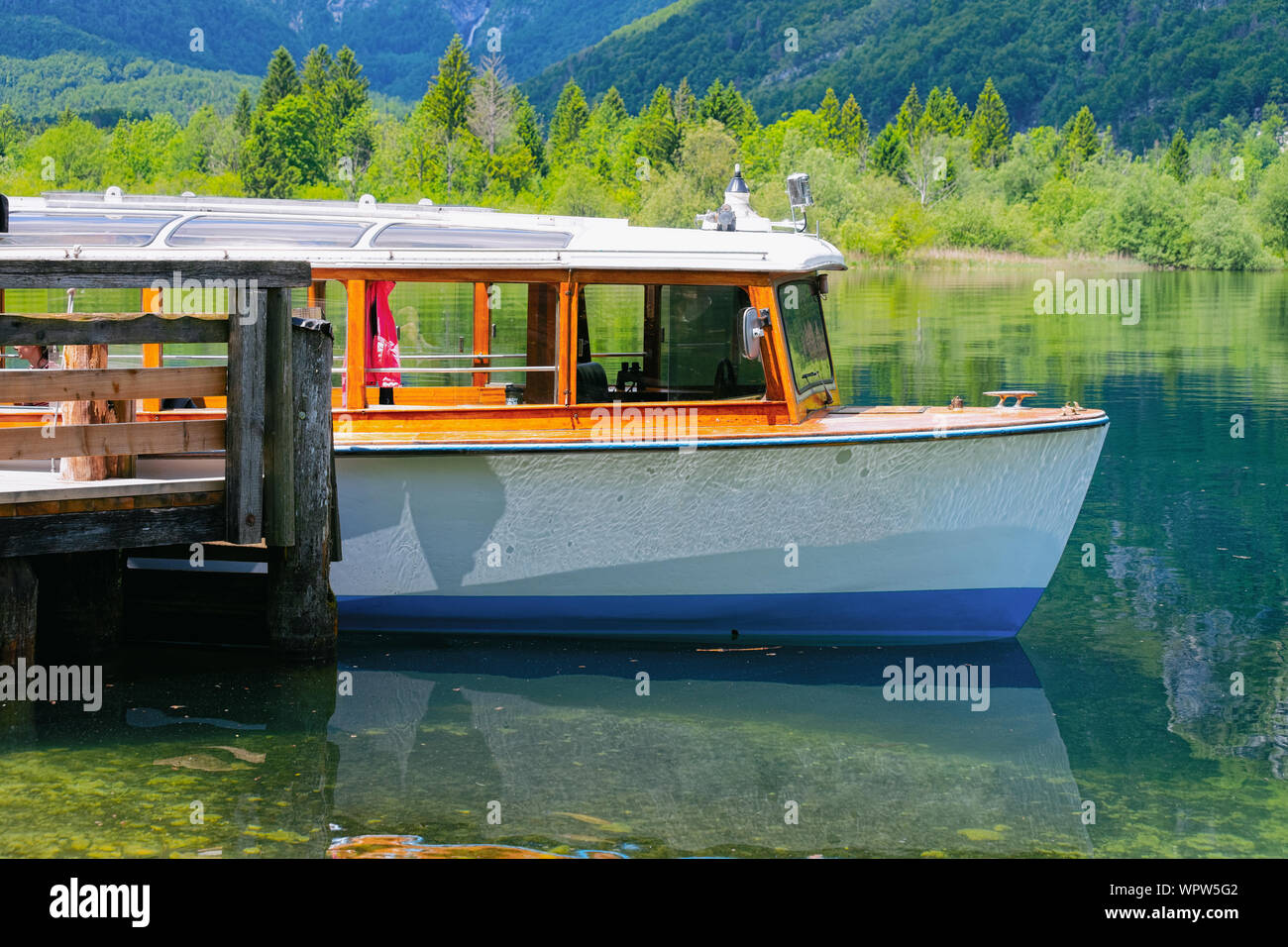 Bateau d'excursion touristique sur le lac de Bohinj en Slovénie Banque D'Images