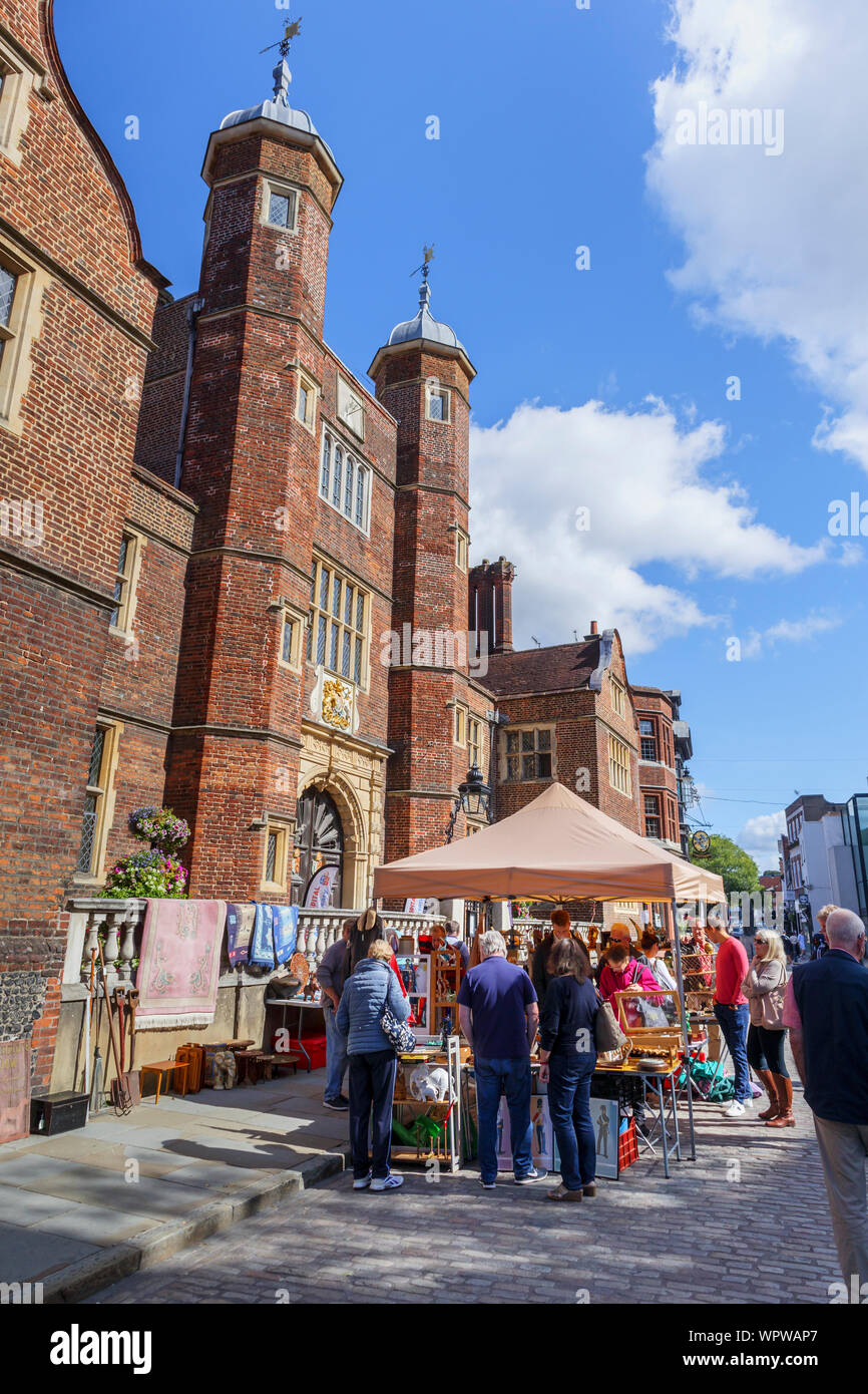 Antiquités & Brocante Guildford Street Market stall par l'emblématique Abbot's Hospital hospice dans High Street, dans le centre de Guildford, Surrey, Angleterre du Sud-Est Banque D'Images