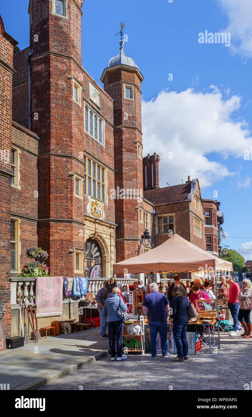 Antiquités & Brocante Guildford Street Market stall par l'emblématique Abbot's Hospital hospice dans High Street, dans le centre de Guildford, Surrey, Angleterre du Sud-Est Banque D'Images