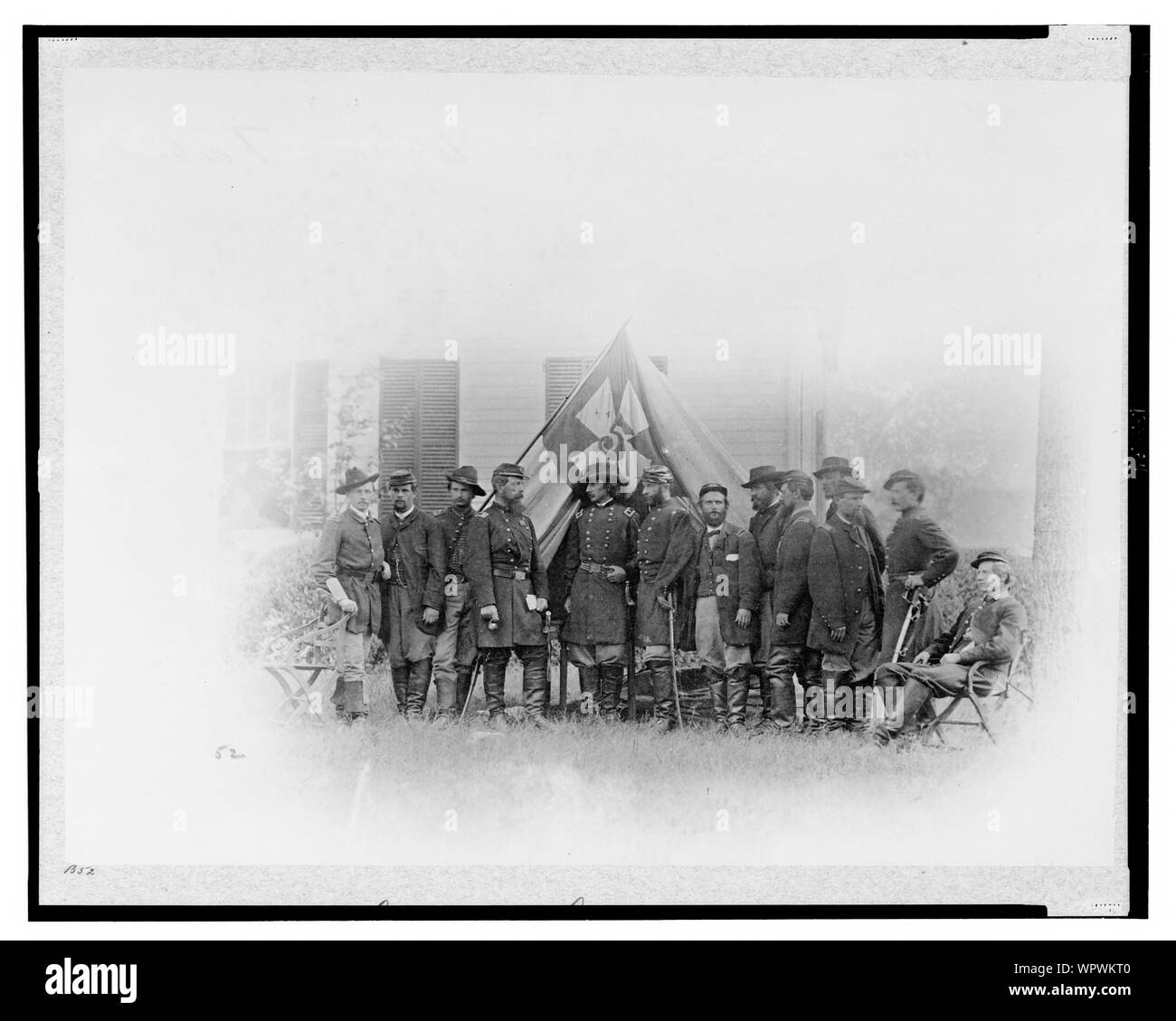 Le Major-général G.K. Warren & personnel de Pétersbourg Résumé : La photo montre le général G.K. Warren et personnel ont posé en face d'une tente et d'un drapeau avec 5 ; chambre à l'arrière-plan. Banque D'Images