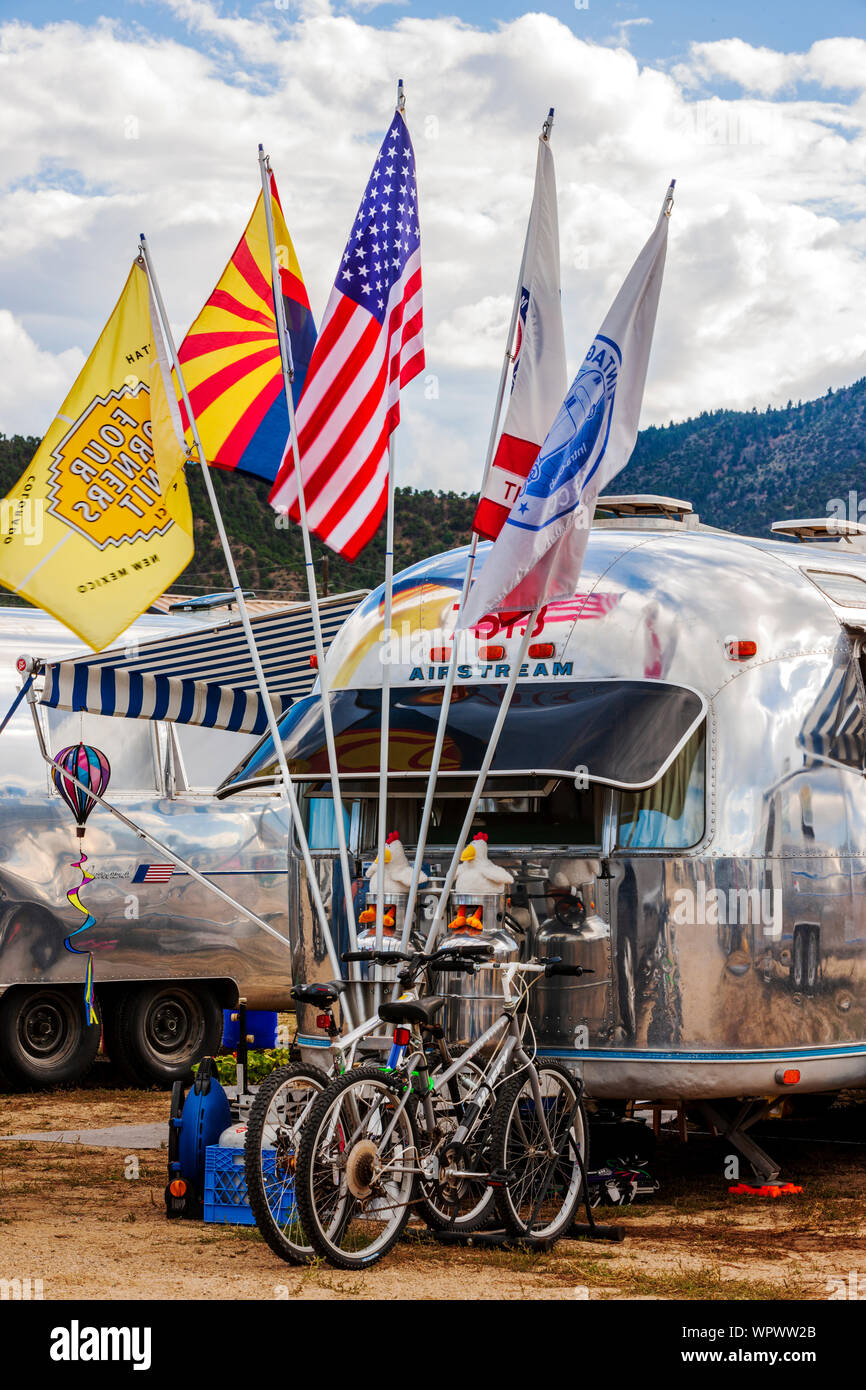 Camping Airstream Trailer décorée de drapeaux et de poulets jouet au Vintage Airstream Club Rocky Mountain Rally Banque D'Images