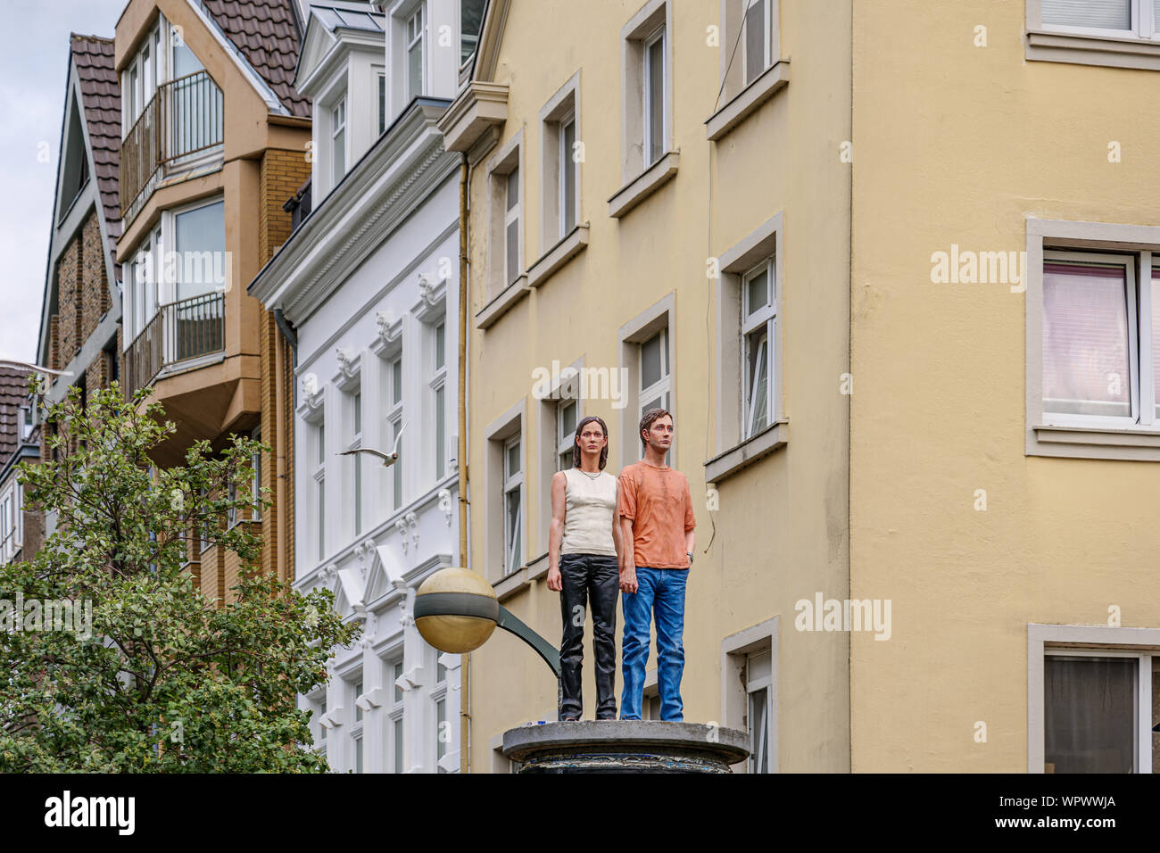 Le couple ', réaliste la vie humaine moyennes sculpture qui Säulenheiligen appelé statues, créé par Christoph Pöggeler situé au Burgplatz. Banque D'Images