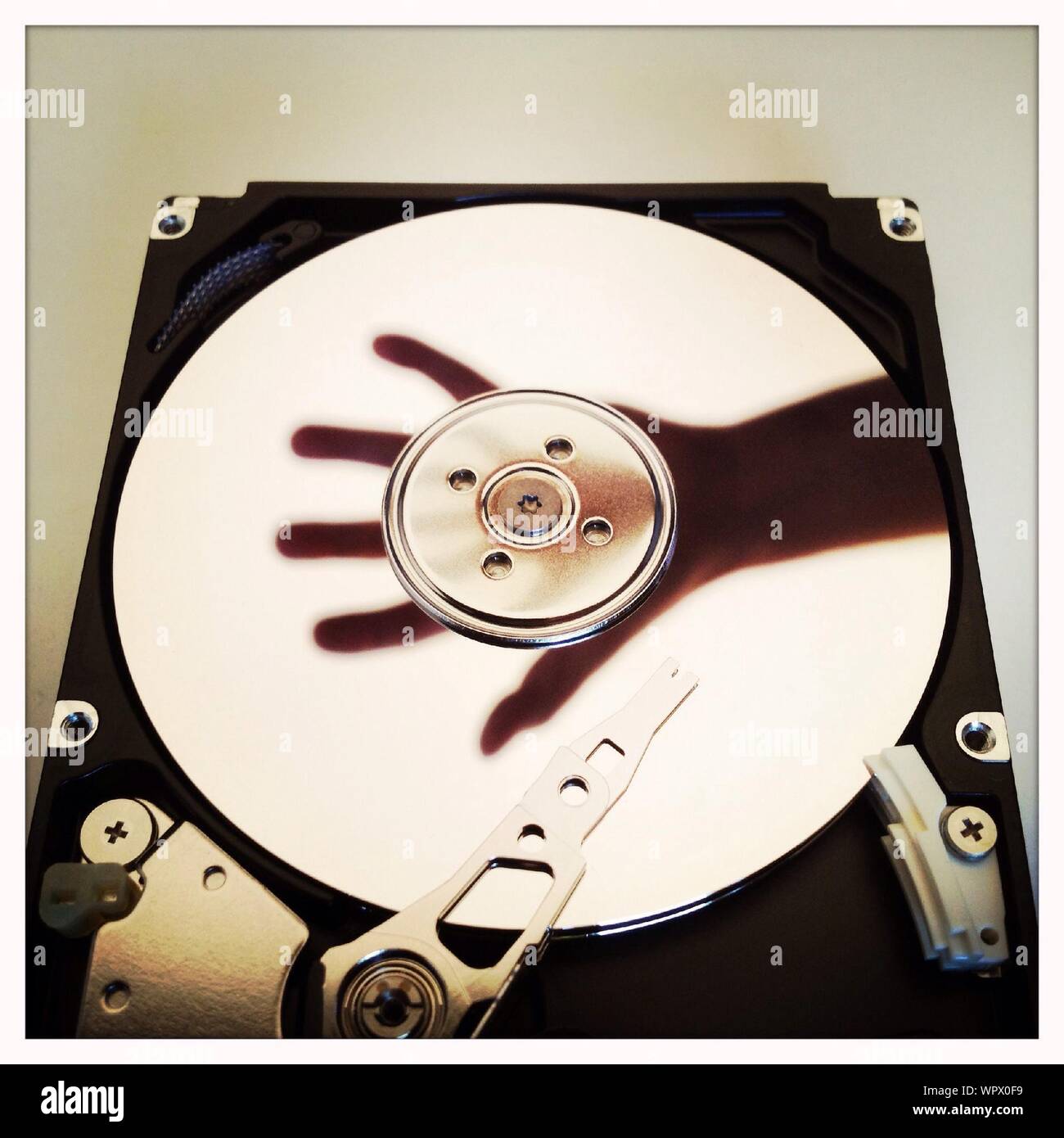 Reflet de la main sur le disque dur de l'ordinateur Photo Stock - Alamy