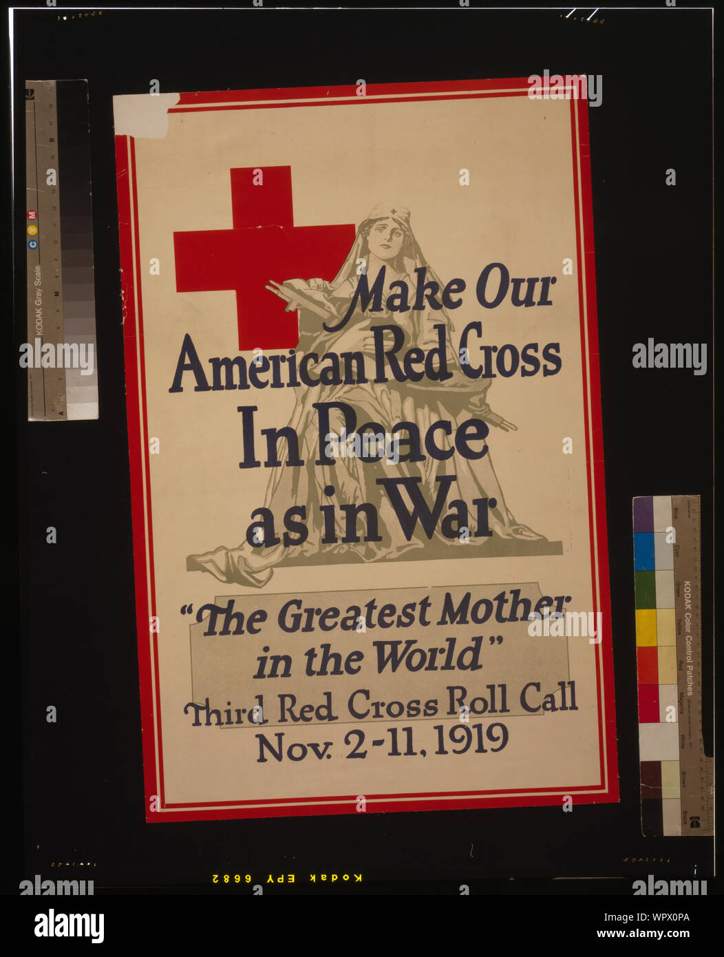 Rendre nos Croix Rouge américaine dans la paix comme dans la guerre, la plus grande mère du monde Résumé : Affiche montrant une infirmière de la Croix-Rouge monumentale berçant un soldat blessé sur une civière. Banque D'Images
