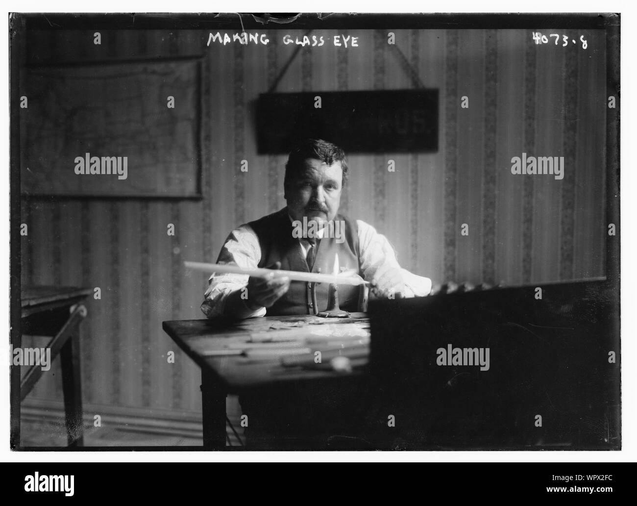 Faire de l'œil de verre Banque D'Images