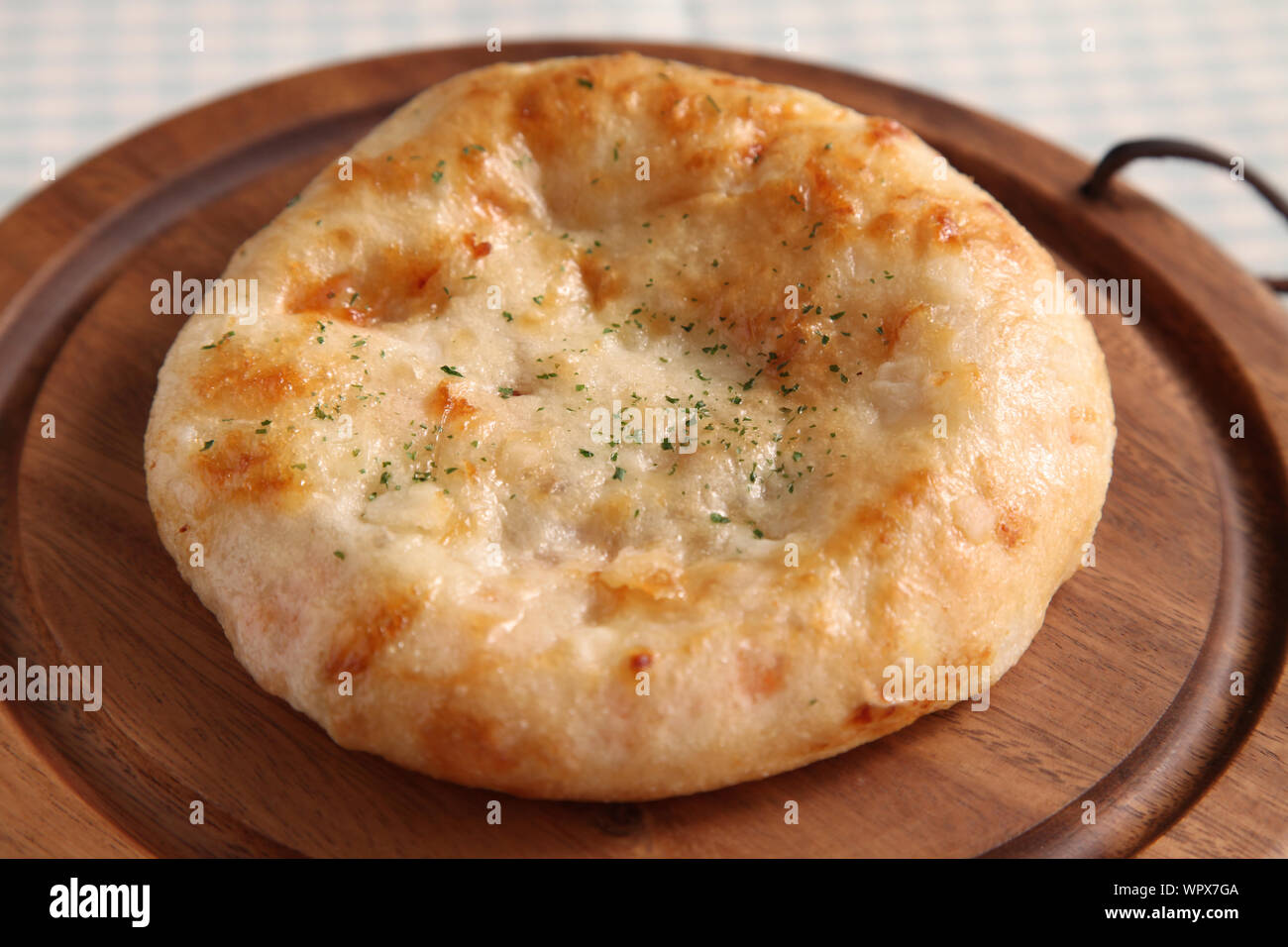 Pain focaccia pizza libre isolé sur une plaque de bois sur la table Banque D'Images