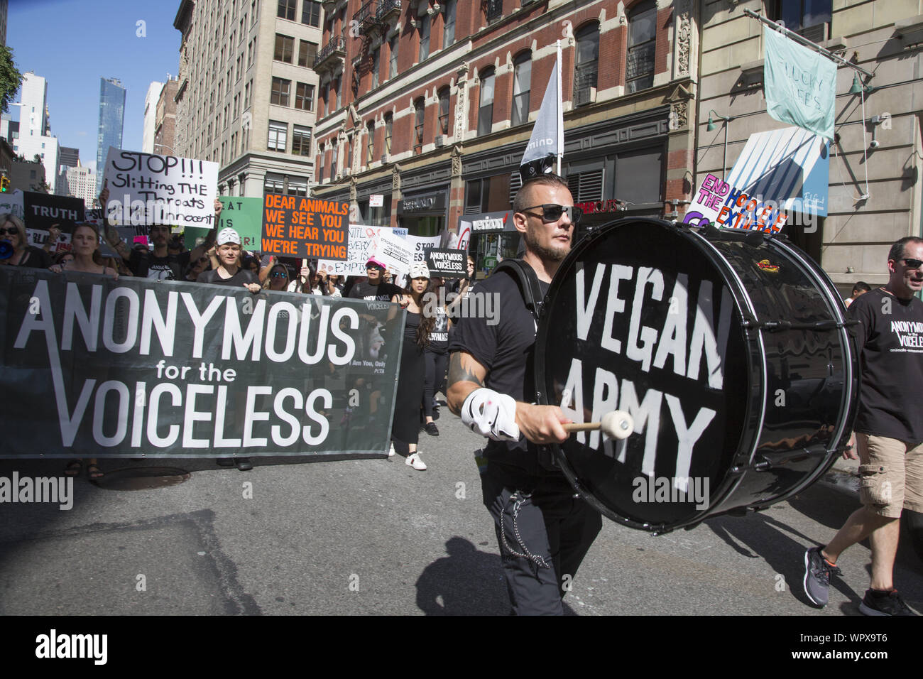 Les droits des animaux officielle le 24 août, Mars 2019 rempli à la Broadway Flatiron Building et marchaient à Tompkins Square Park à New York. Il a appelé à la protection de tous les animaux et à 'aussi' Devenez-le pour le bien de la planète. Banque D'Images