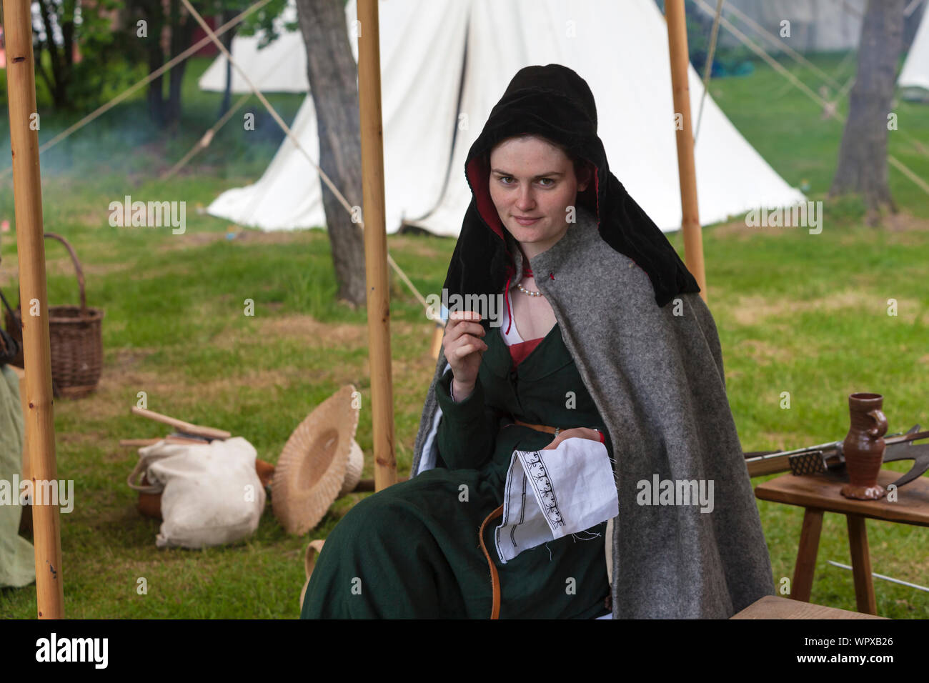 Jeune jolie femme couture en costume médiéval participant à la Cité Médiévale Fayre une événements annuels populaires du Tatton Park dans le Cheshire. Banque D'Images