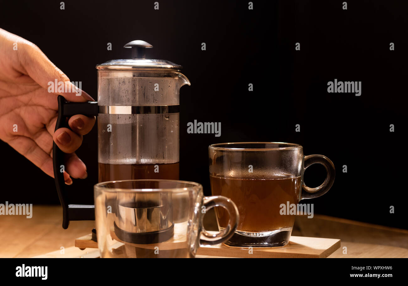 Verser le café de la presse française cafetière Banque D'Images