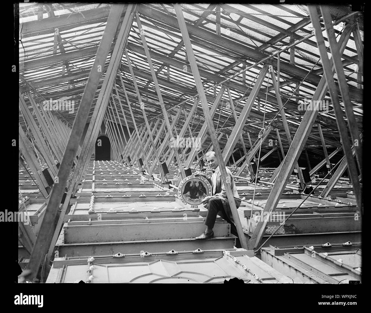 Man holding grand sceau de l'état du Nouveau Mexique Banque D'Images