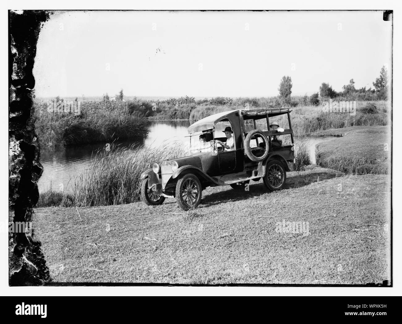 L'homme en voiture en plan d'eau Banque D'Images