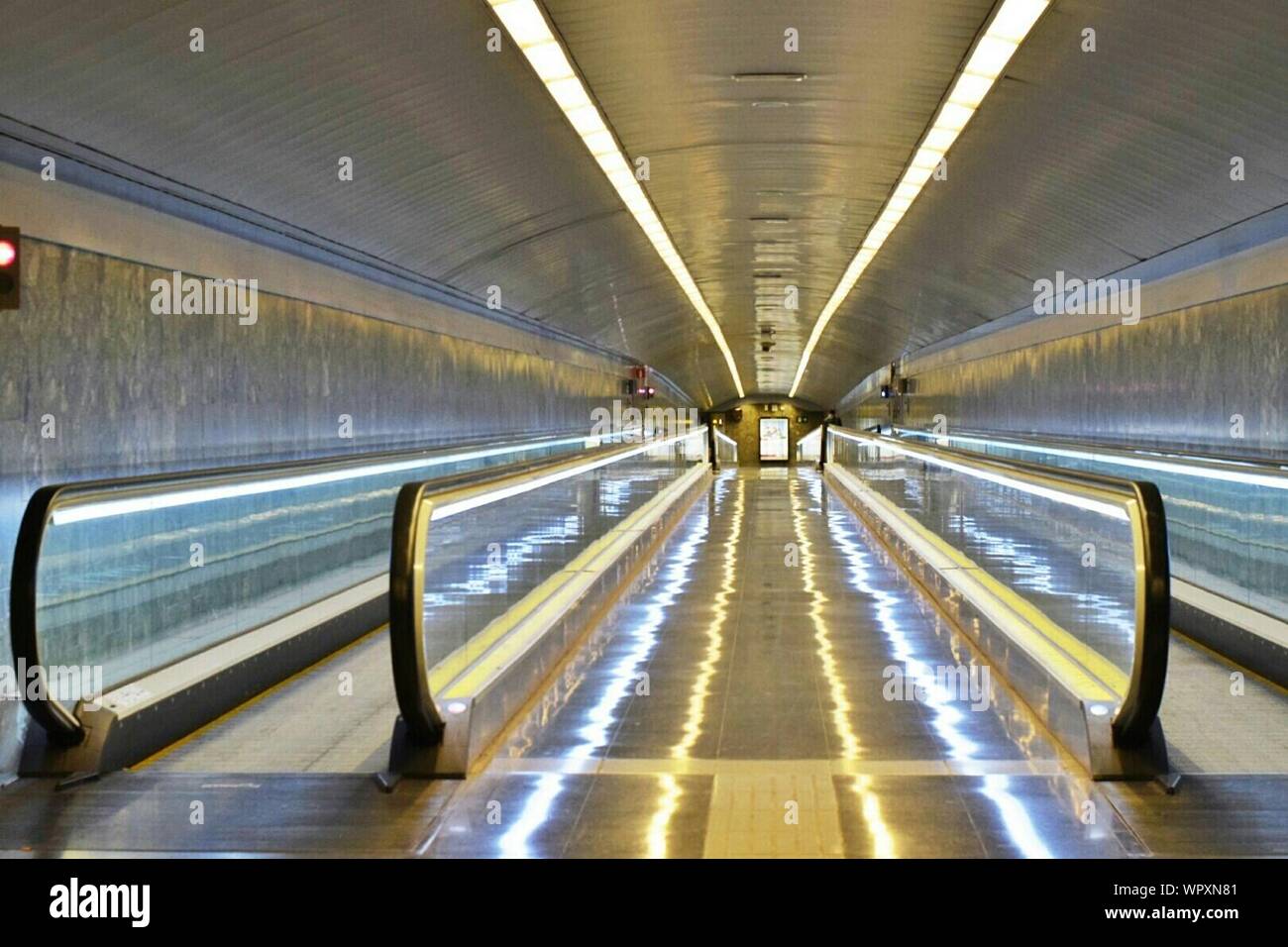 Allumé en tapis roulant Dans Underground Photo Stock - Alamy