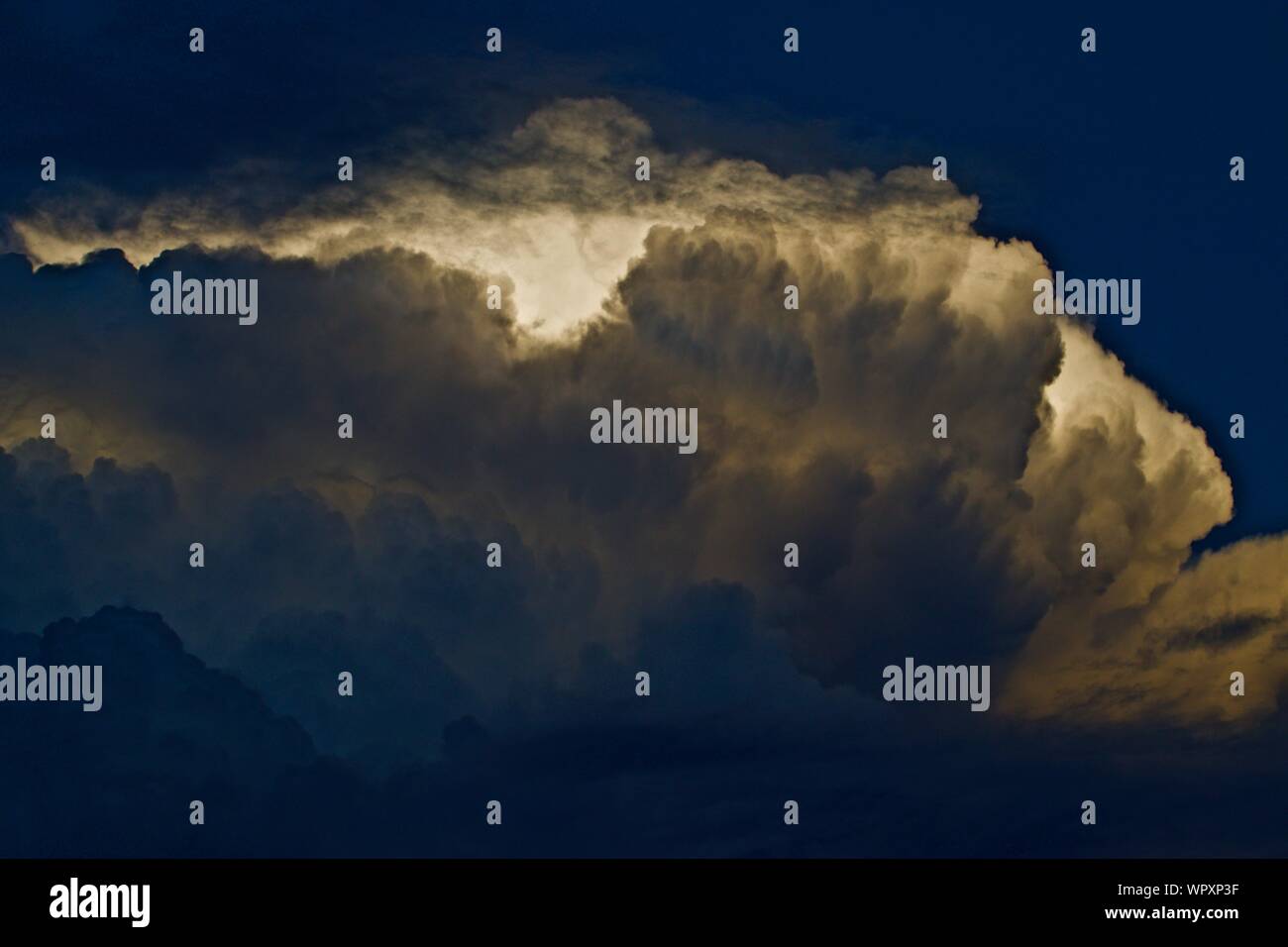 Orage bâtiment à la lumière du soleil couchant, Canyon, Texas. Banque D'Images