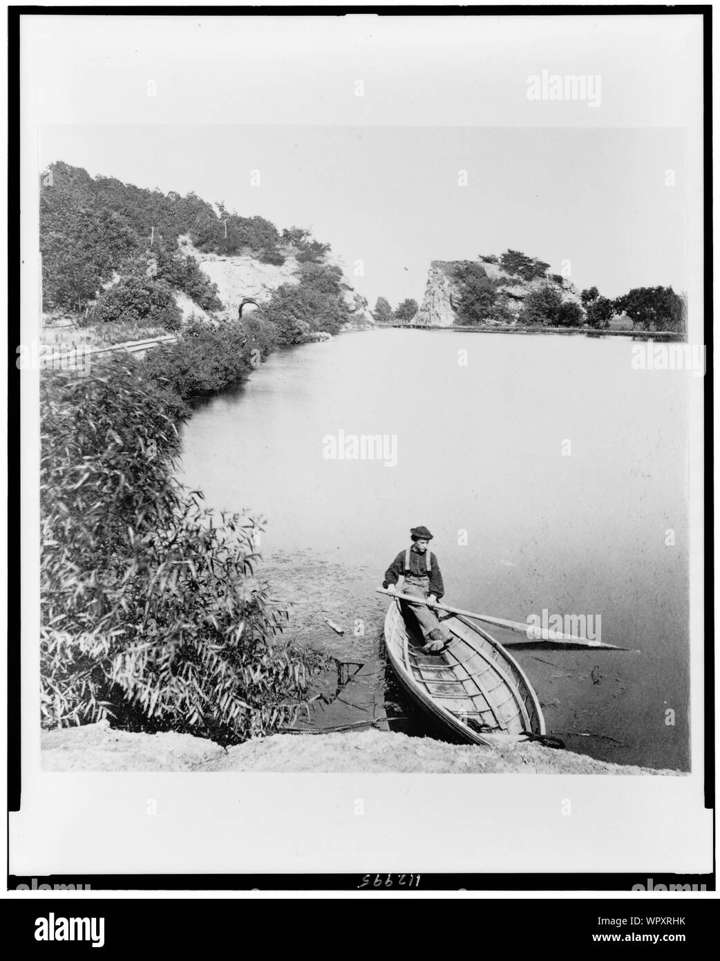 Homme assis dans un bateau Banque D'Images