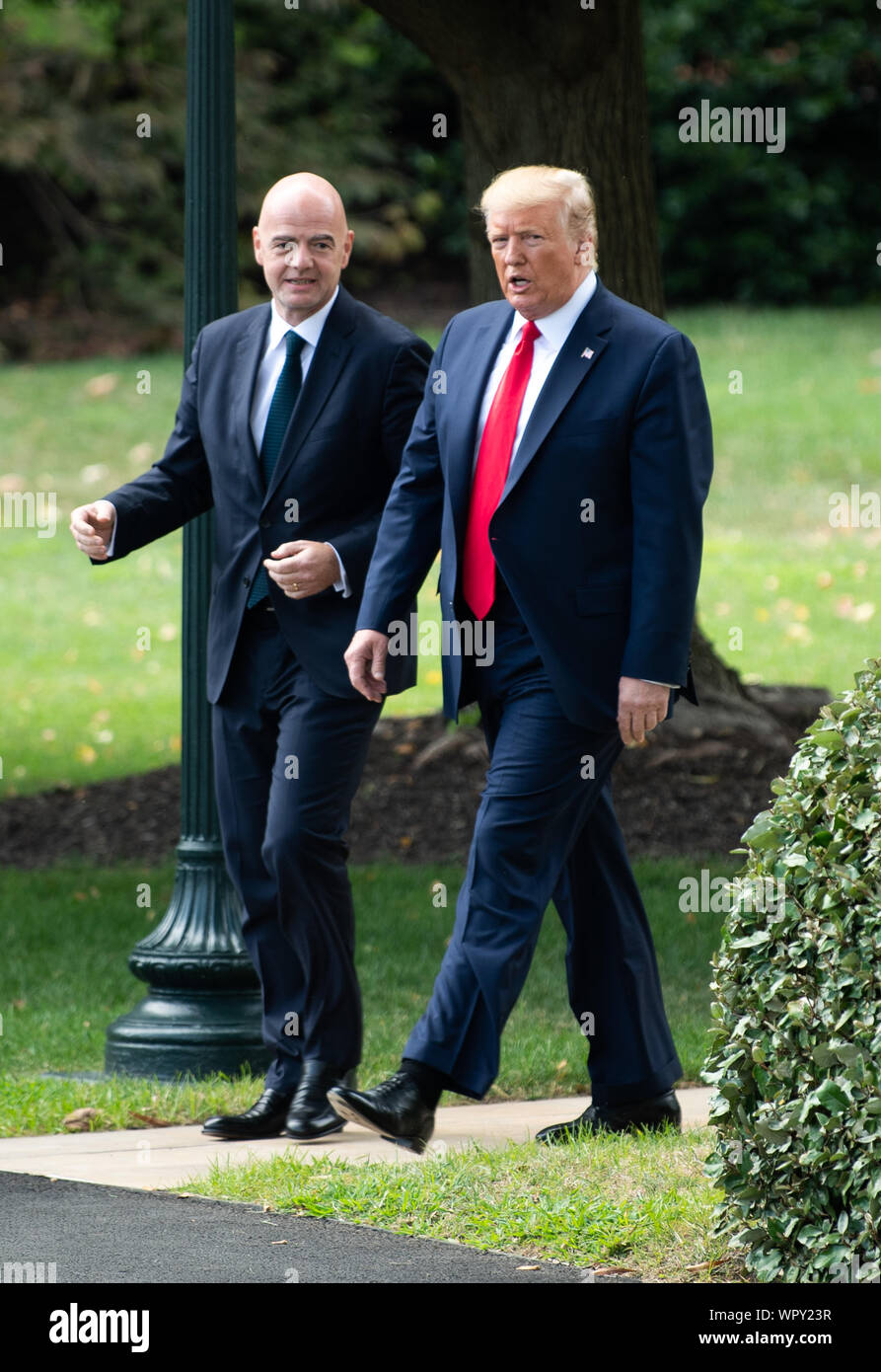 Washington DC, USA. 9 Sep 2019. Le président Donald Trump et le président de la FIFA, Gianni Infantino marcher ensemble comme Trump quitte la Maison Blanche pour un rassemblement en Caroline du Nord, à Washington, DC Le Lundi, septembre 9, 2019. Photo par Kevin Dietsch/UPI UPI : Crédit/Alamy Live News Banque D'Images