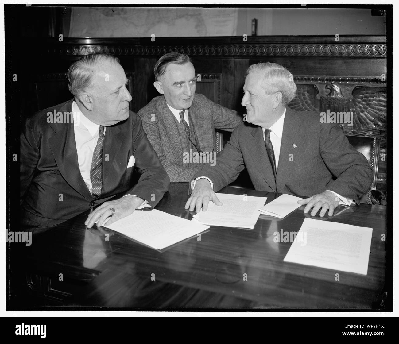 Les plans de la carte d'enquête de leurs dépenses de campagne. Washington, D.C., le 30 juin. L'arrivée du sénateur David I. Walsh au Capitol a donné aujourd'hui les dépenses du Sénat comité un quorum et ils ont immédiatement ont tenu leur première réunion à la carte du projet d'une vaste enquête d'argent dépensé par les candidats au congrès. De gauche à droite : Le sénateur Joseph C. O'Mahoney du Wyoming ; et le sénateur David I. Walsh, Massachusetts, 6/30/38 Banque D'Images