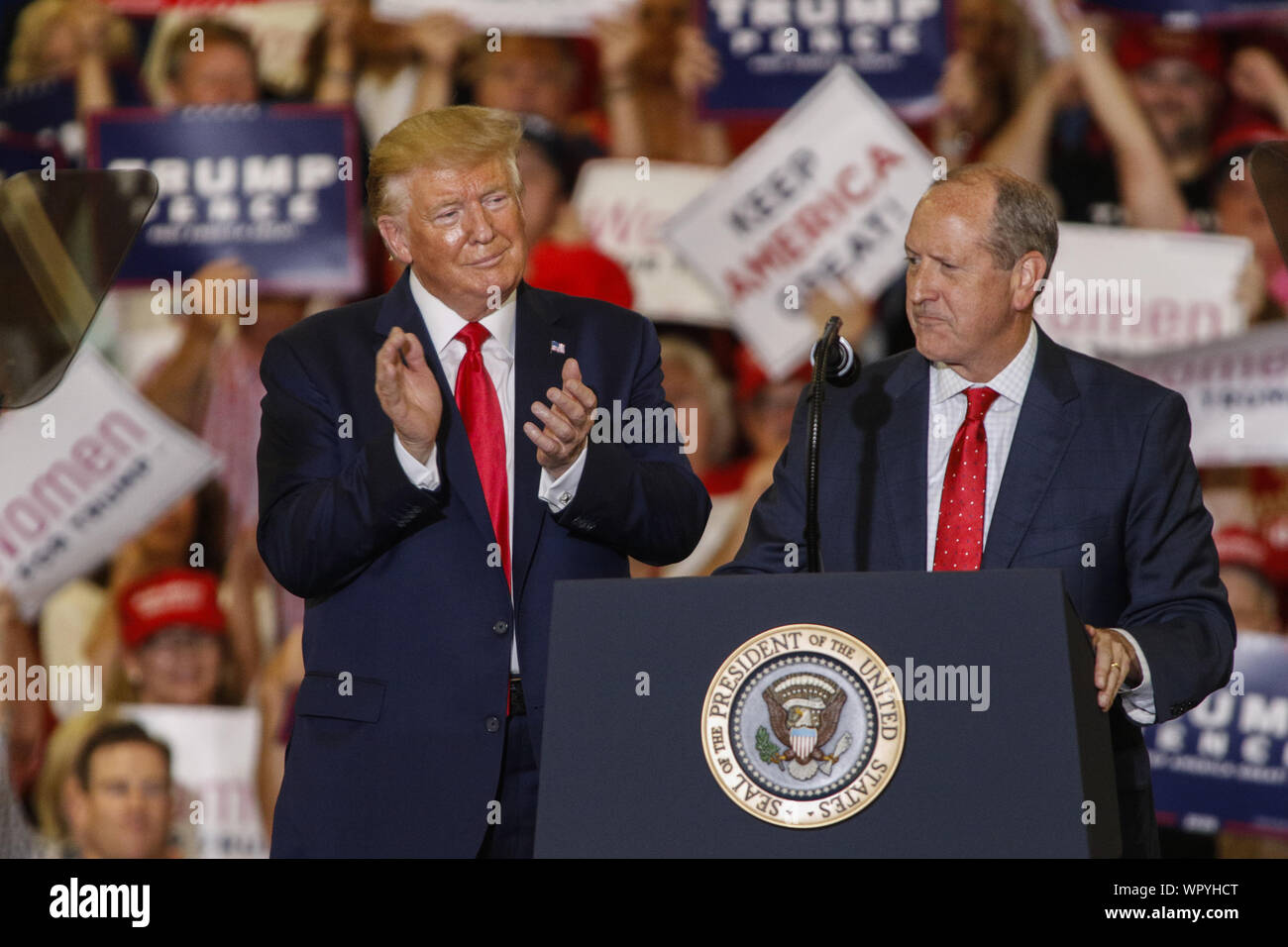 Fayetteville, North Carolina, USA. 9 Sep 2019. Le président Donald Trump, gauche, se réjouit que l'Elissa neuvième arrondissement candidat du congrès républicain Dan Bishop à un grand rassemblement à Keep America Fayetteville, Caroline du Nord le 9 septembre 2019. Photo par Nell Redmond/UPI. Credit : UPI/Alamy Live News Banque D'Images