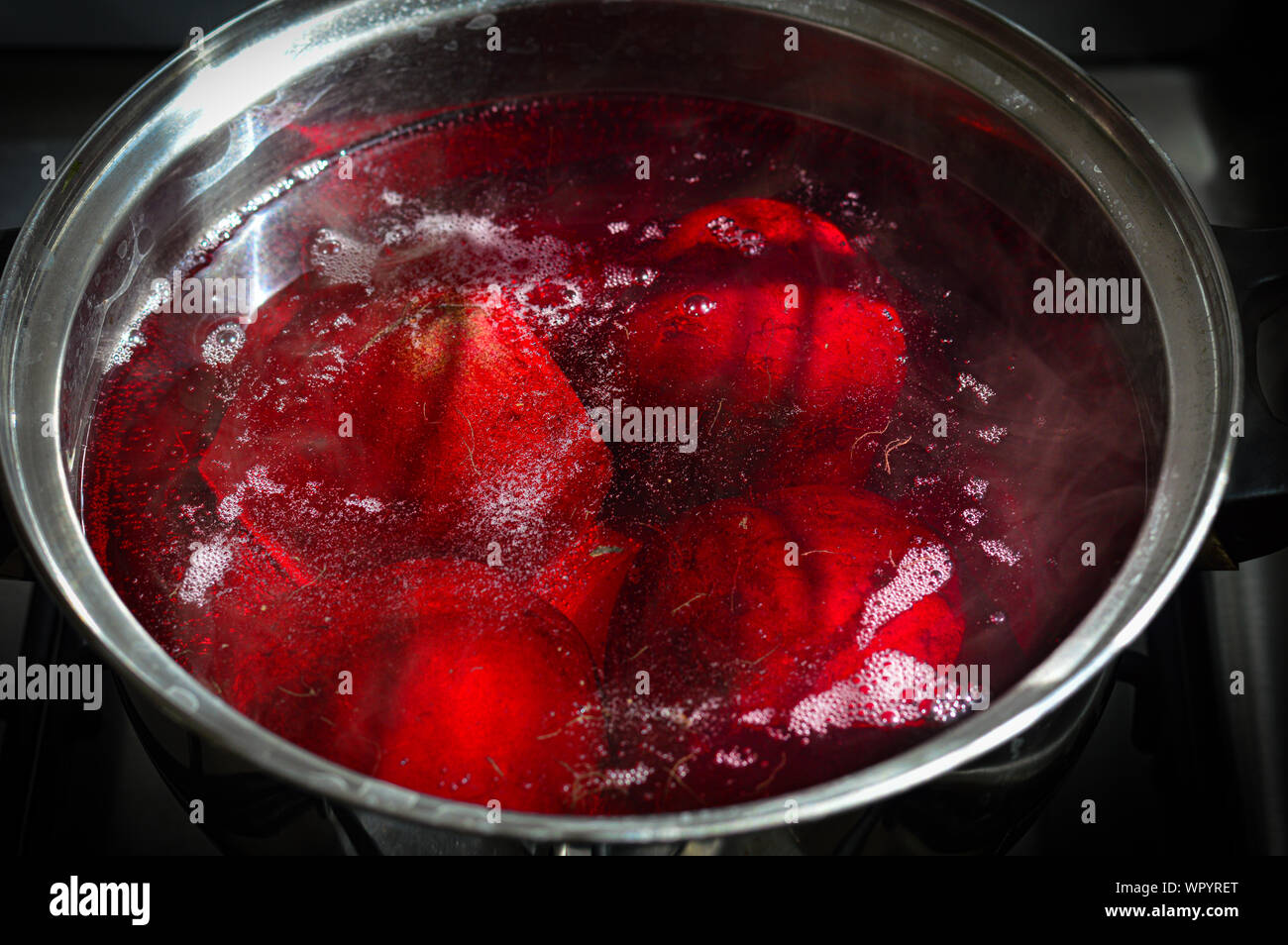 Betterave être bouilli dans un pot. Banque D'Images