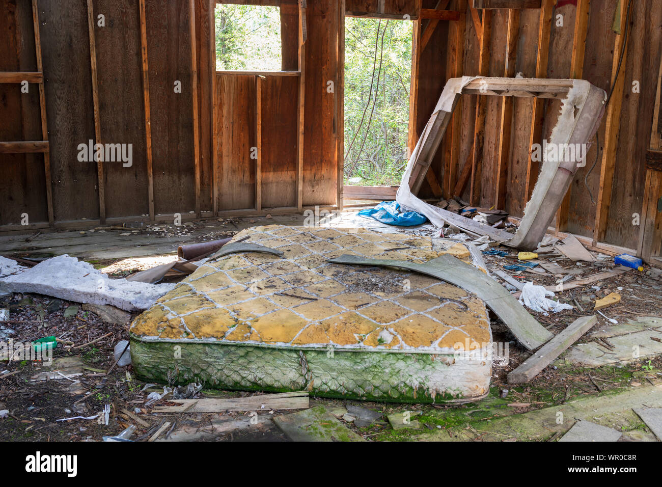 Matelas et cadre de lit cassé dans une cabane abandonnée Photo Stock - Alamy