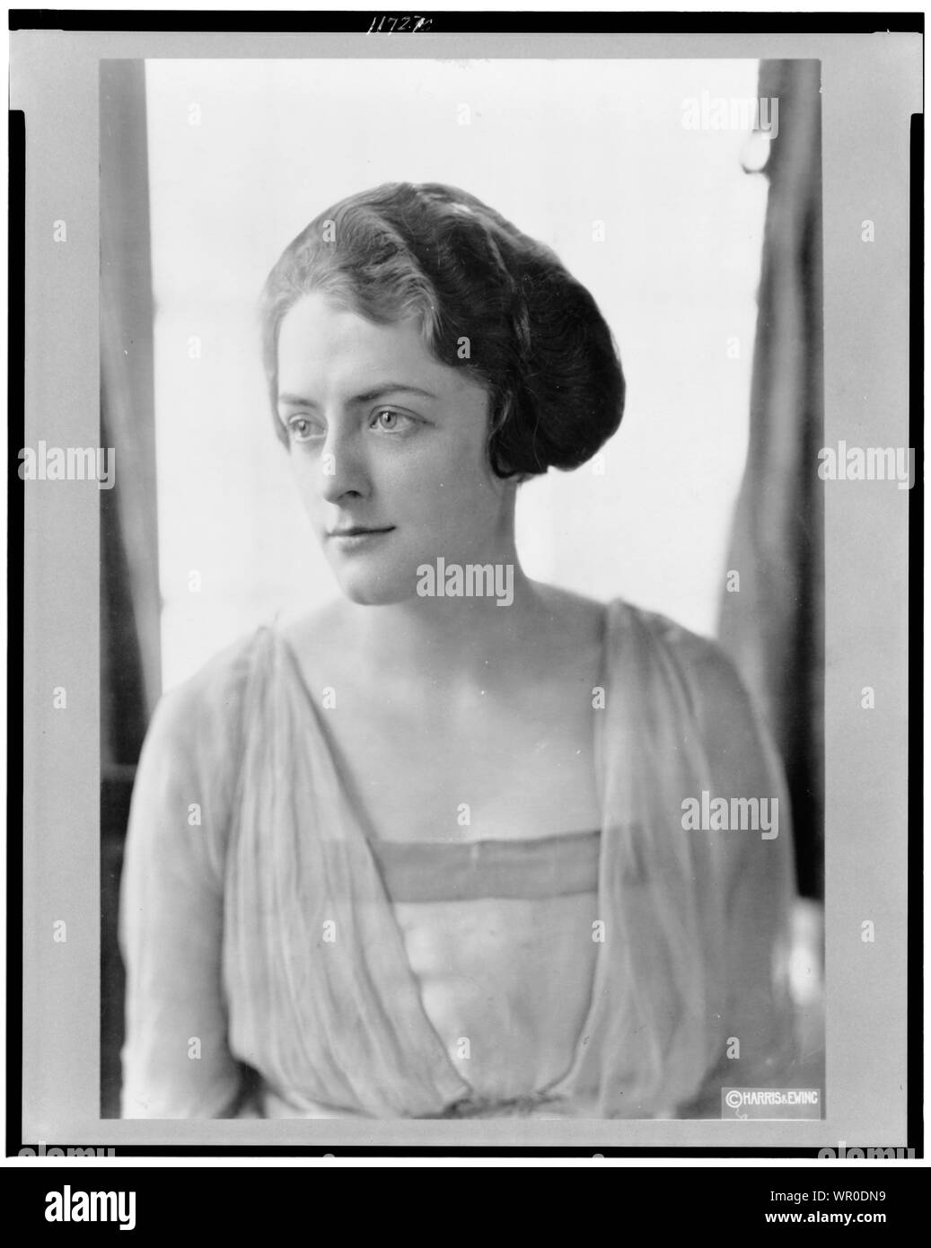 Margaret Simonds, half-length portrait, face vers la gauche Banque D'Images