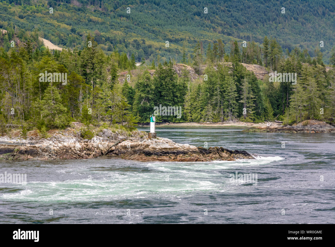 Turbulent, rapide et dangereux rapides de marée à marée haute, North Point, Skookumchuck Narrows, en Colombie-Britannique, Canada. Banque D'Images