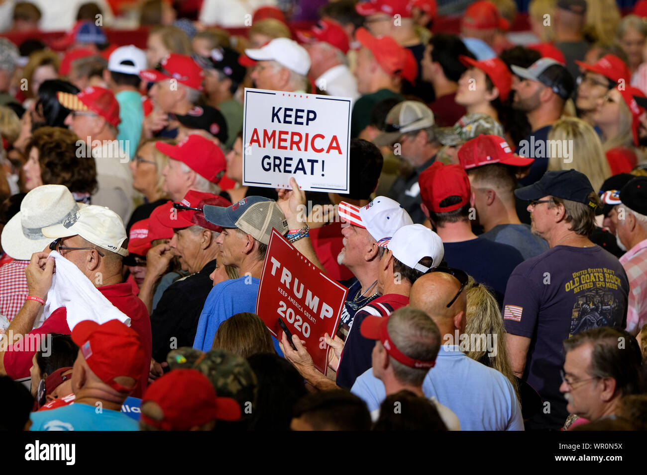 Fayetteville, États-Unis. 09Th Sep 2019. Partisans d'attendre pendant la Trump Président MAGA rassemblement à Fayetteville. Credit : SOPA/Alamy Images Limited Live News Banque D'Images