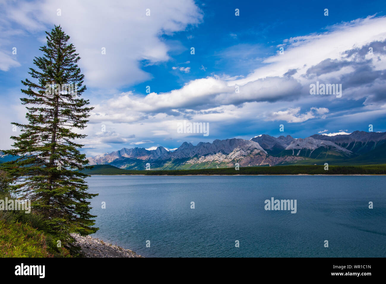 Belle randonnée paysage de lacs de montagne backcounty dans la région des lacs Kananskis Peter Lougheed Provincial Park, près de Banff National Park Banque D'Images