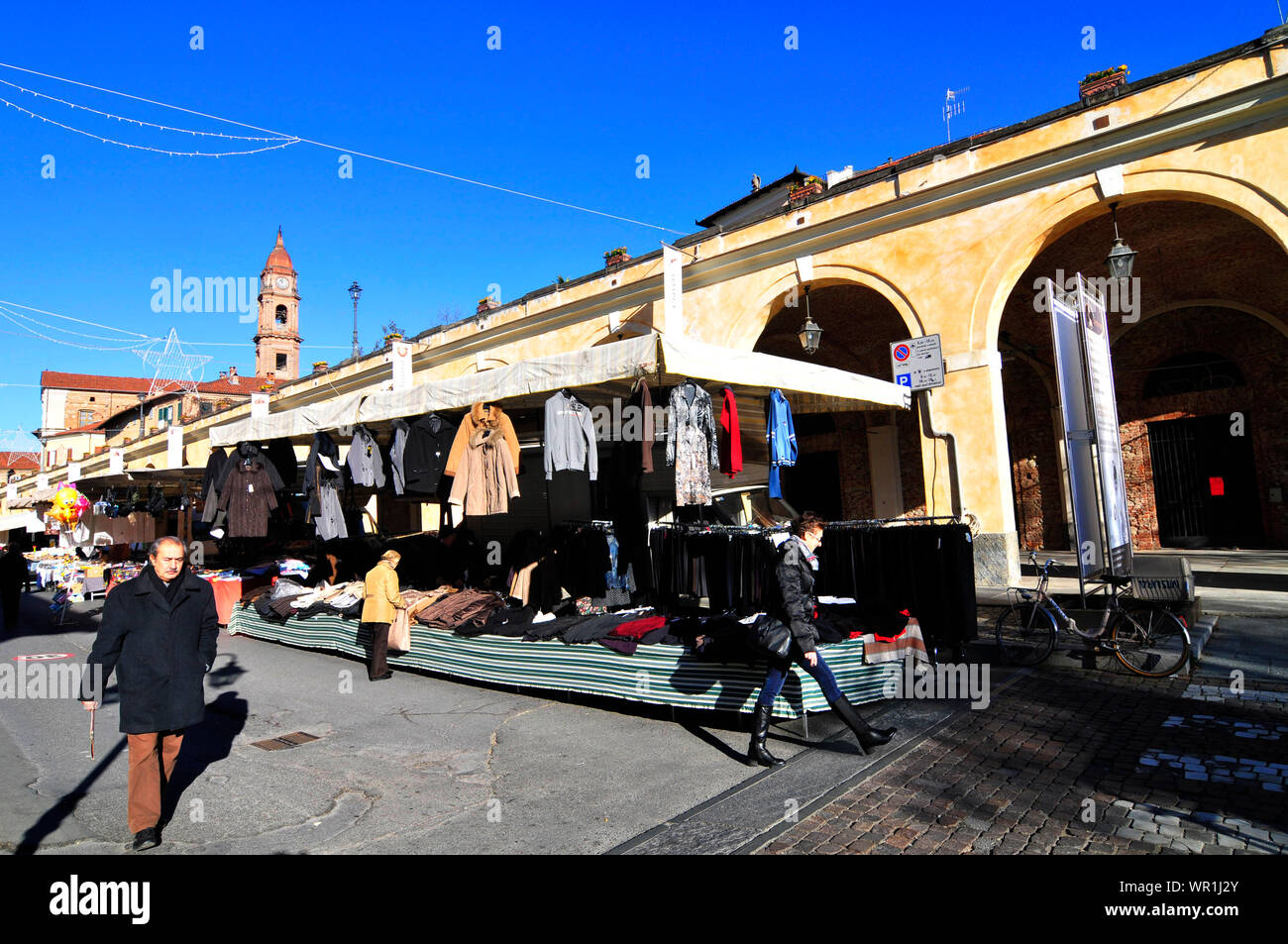 Le marché coloré de Bra, en Italie. Banque D'Images