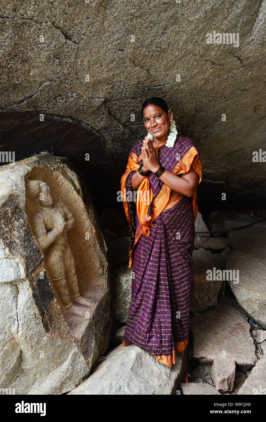 Une femme indienne priant dans un petit temple à Hampi, Karnatka, Inde. Banque D'Images