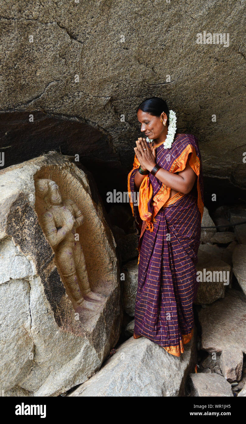 Une femme indienne priant dans un petit temple à Hampi, Karnatka, Inde. Banque D'Images