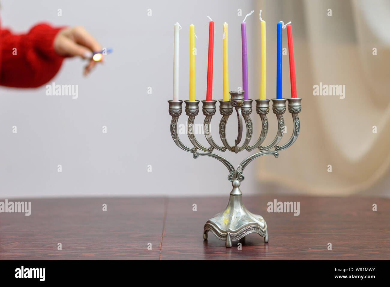 Femme juive Hanouka éclairage des bougies dans un menorah.Hanouka Fête  juive célébrée huit jours pour marquer les 8 jours huile burned Photo Stock  - Alamy