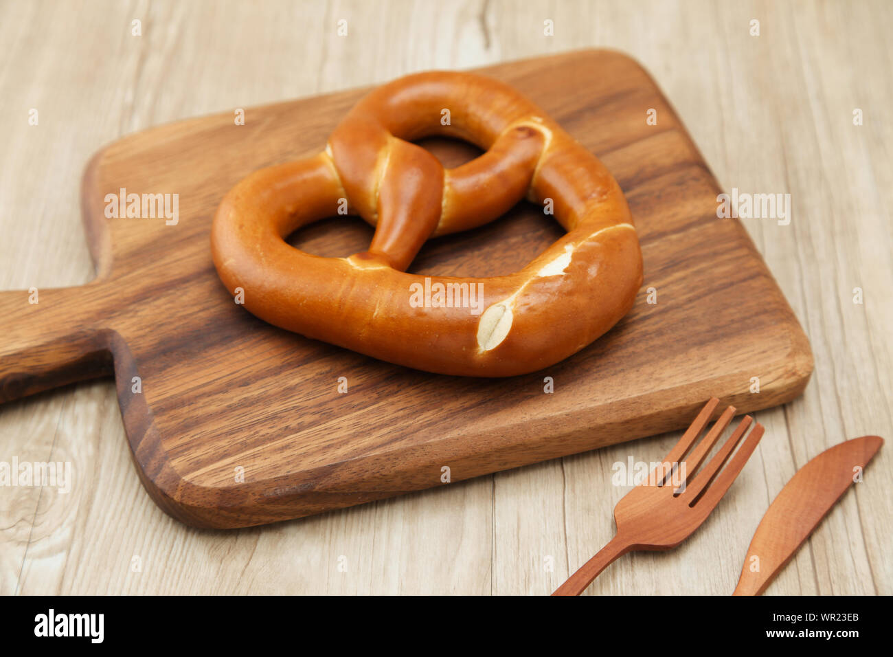 Bretzel allemand du pain sur la plaque en bois libre isolé sur le tableau Banque D'Images