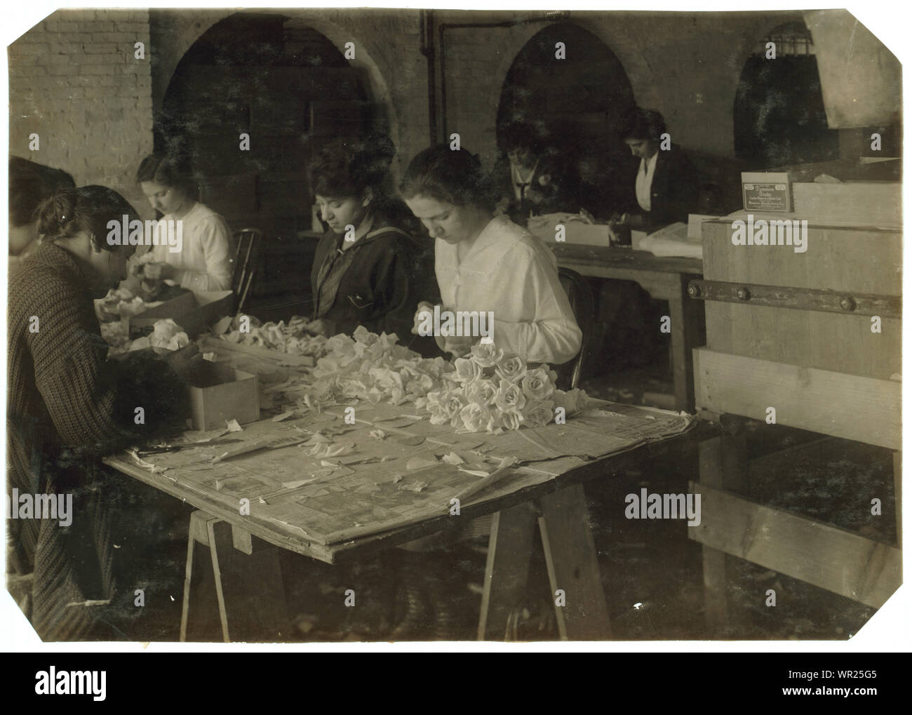 Marie Diamond, 15 ans (à droite de la photo) décisions roses au Boston Floral Supply Co., 347-357, rue Cambridge. Dit d'être la seule usine de fleur dans le Massachusetts. En fait 600 par jour. roses Rabotnick Rose, 14 ans (sur Mary's à droite), pétales de curling. Béatrice Sicco, 15 ans (côté gauche de la photo) le curling. Résumé : des photographies sur les dossiers de la Commission nationale sur le travail des enfants (États-Unis) Banque D'Images