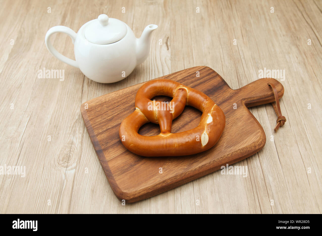 Bretzel allemand du pain sur la plaque en bois libre isolé sur le tableau Banque D'Images