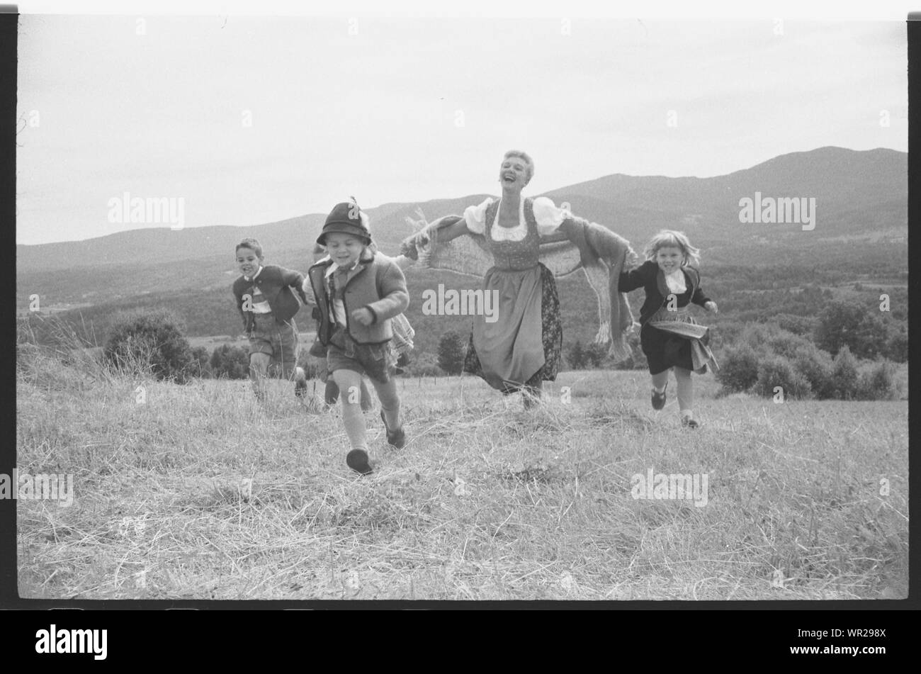 Marie Martin avec les enfants, pendant la production de la comédie musicale The Sound of Music. ; Banque D'Images