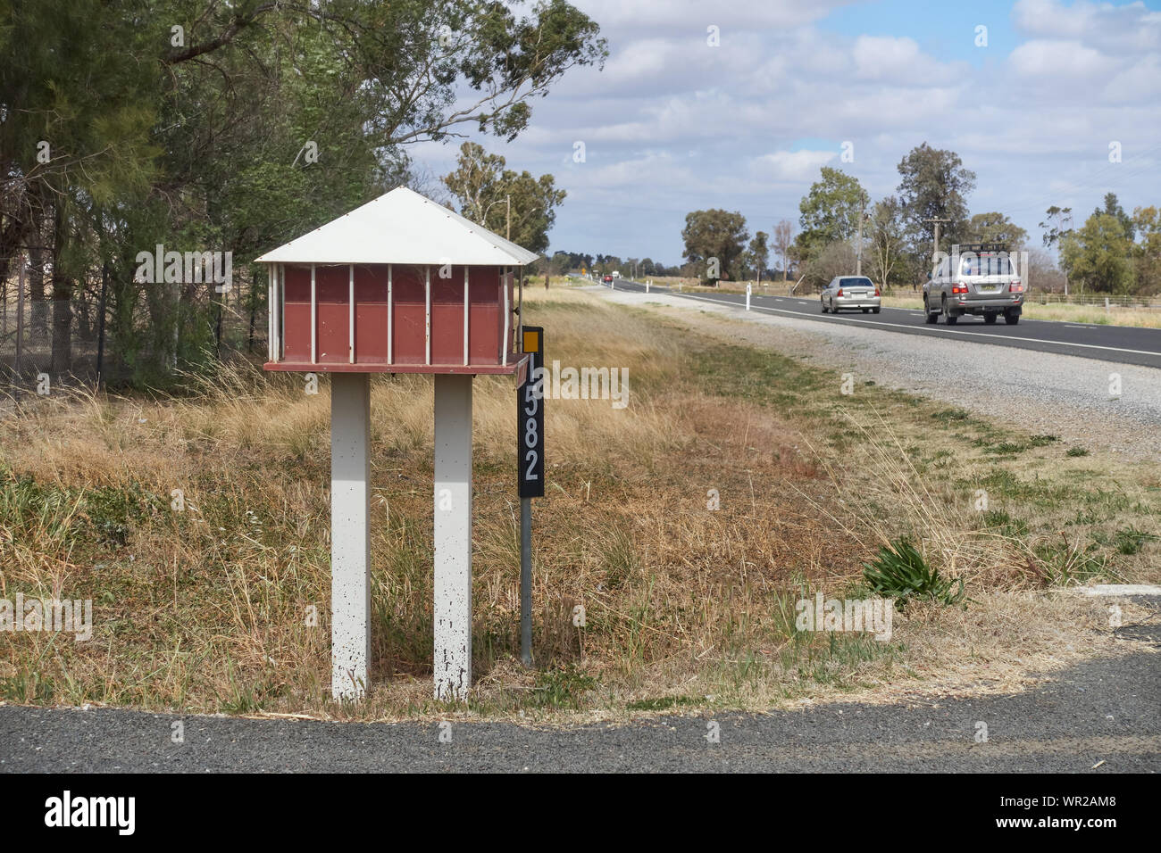 Une boîte aux lettres en bordure de l'Australie dans le style maison de ferme. Attunga , l'Australie. Banque D'Images
