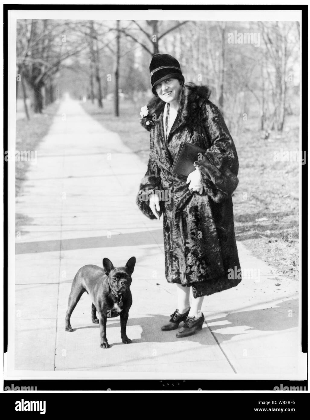 Mary Roberts Rinehart, écrivain bien connu, bien que pris en promenade avec son animal préféré Banque D'Images