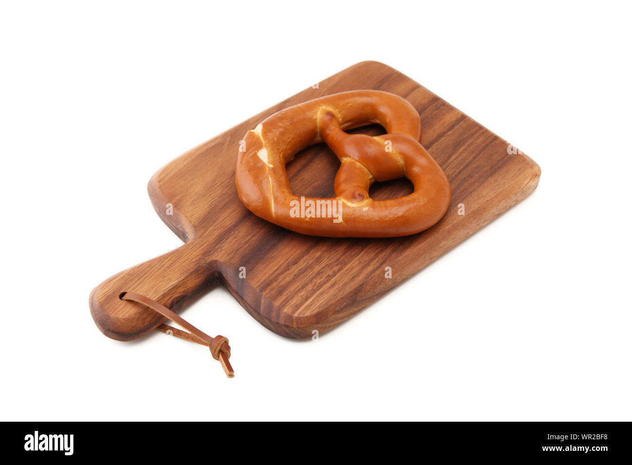 Bretzel allemand du pain sur la plaque en bois libre isolé sur fond blanc Banque D'Images