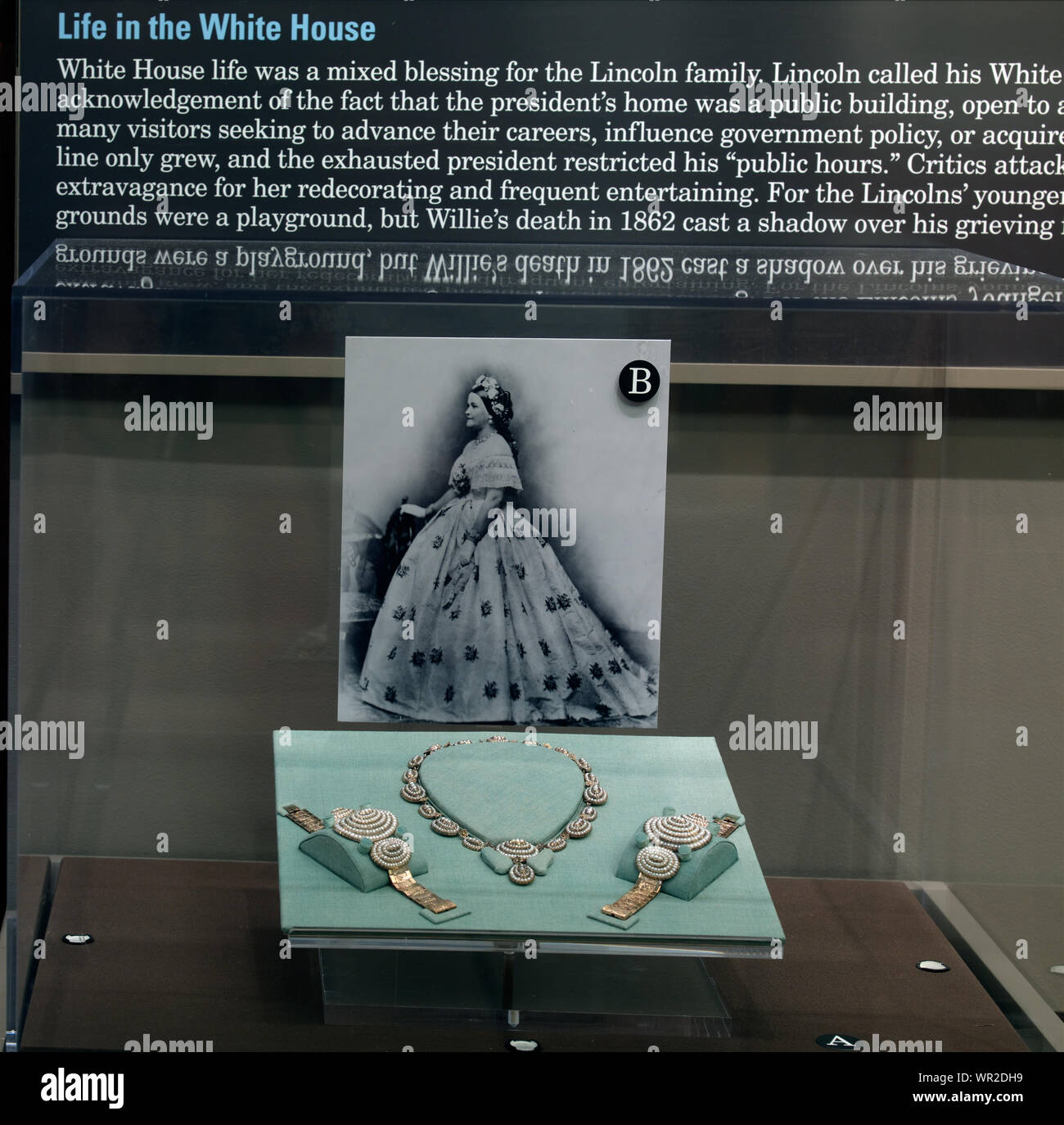 Mary Todd Lincoln's seed pearl collier et bracelets sur pièce lors de l'Exposition du bicentenaire d'Abraham Lincoln. Bibliothèque du Congrès américain Thomas Jefferson Building, Washington, D.C. Banque D'Images